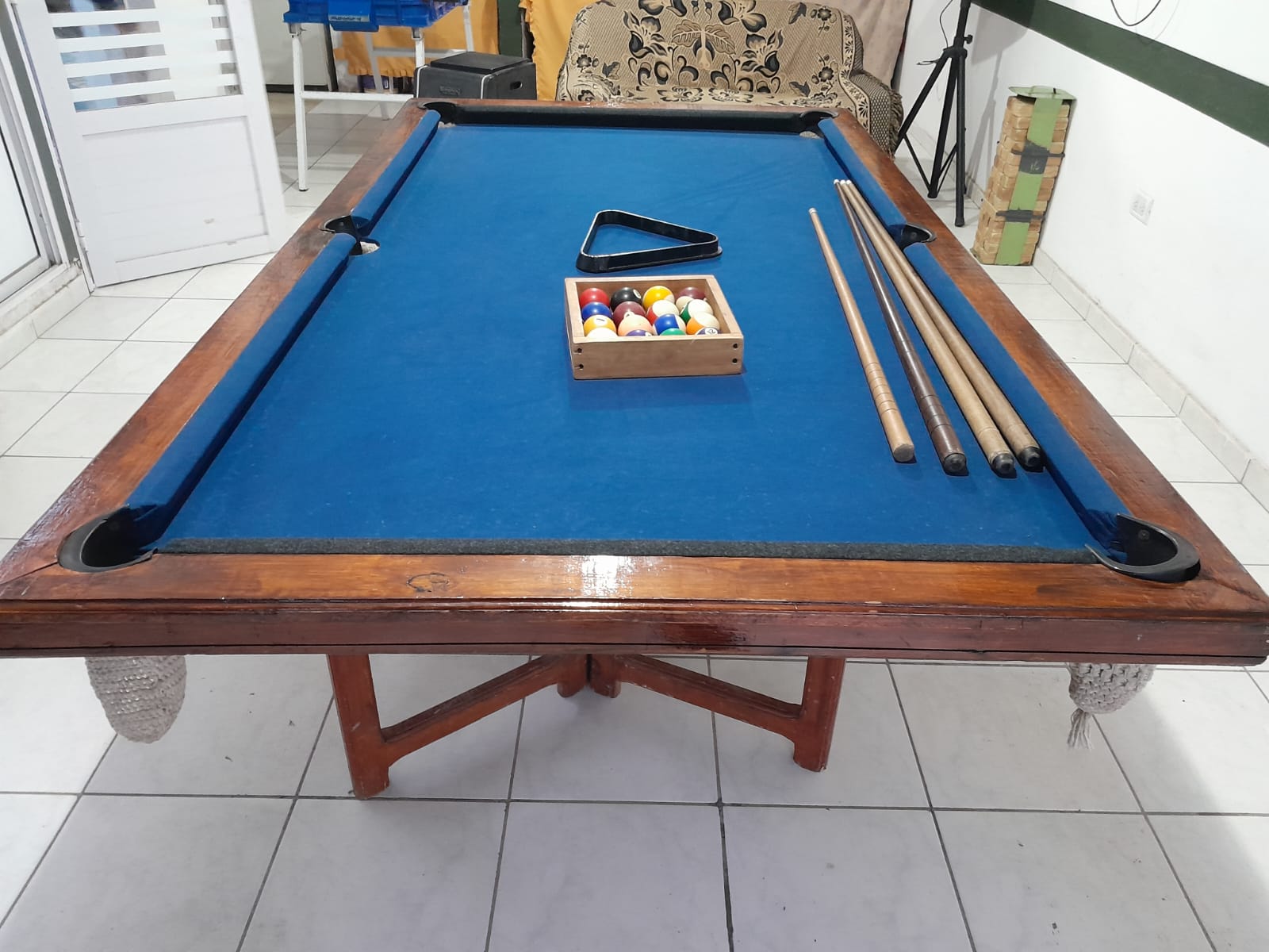 Mesa de Pool para 4 jugadores con 4 palos de billar